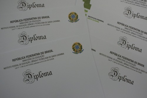 Por que o diploma no exterior é valido no Brasil?