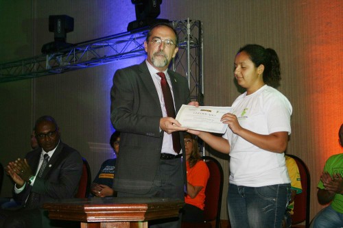 Representante do MDS entrega certificado para aluna IFSC