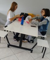 Duas alunas fazem refeição em mesa no Câmpus Caçador
